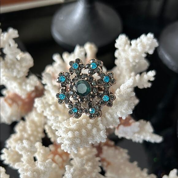 Fun Cocktail Flower Ring with Antique Gold Metal, Aqua and Green, Size 5 - Picture 9 of 16